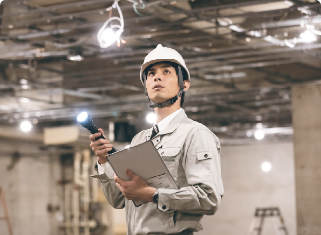 天井の電気設備工事を行う作業員