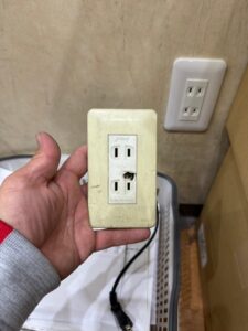 店舗　コンセント交換